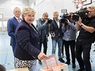 Norská premiérka Erna Solbergová ve volební místnosti (11. záí 2017)