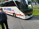 Na elezninm pejezdu ve Smrovce uvzl autobus, vyprostit ho museli hasii...