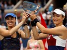 Martina Hingisová (vpravo) s Jung-an chan ovládly tyhru na US Open.
