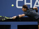Rafael Nadal se snaí returnovat bhem finále US Open.
