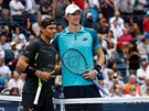 Rafael Nadal (vlevo) a Kevin Anderson ped finále US Open.