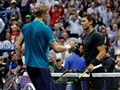 Kevin Anderson (vlevo) gratuluje k vítzství Rafaelu Nadalov k vítzství na US...