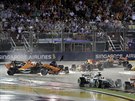 Fernando Alonso z McLarenu (vlevo) letí vzduchem po kolizi s Kimim Räikkönenem...