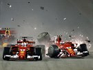 Kolize týmových spolujezdc z Ferrari Kimiho Räikkönena (vpravo) a Sebastiana...