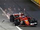 Jiskící auto Kimiho Räikkönena z Ferrari pi Velké cen Singapuru formule 1.