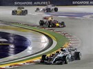 Lewis Hamilton v Mercedesu (v popedí) na vedoucí pozici pi Velké cen...