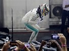 Lewis Hamilton z Mercedesu oslavuje vítzství ve Velké cen Singapuru formule 1.