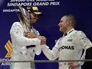 Lewis Hamilton z Mercedesu slaví vítzství ve Velké cen Singapuru formule 1 se...