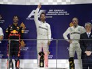 Lewis Hamilton z Mercedesu (uprosted) slaví vítzství ve Velké cen Singapuru...