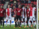 Hrái se pipravují na rozehrání standardní situace bhem derby praských S.