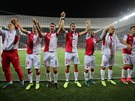 Fotbalisté Slavie oslavují vítzství v derby proti Spart.