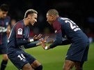 Neymar z Paris Saint Germain oslavuje gól v síti Lyonu se spoluhráčem Kylianem...