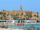 Plá v tuniském Monastiru s pevností v pozadí