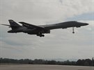 Americk bombardr B-1B Lancer pistv na monovskm letiti