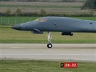 Americk bombardr B-1B pistv na letiti v Monov