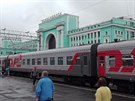 Ndra v Novosibirsku a typick vlak Transsibisk magistrly.