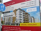 Billboard u ulice Na Spravedlnosti oznamuje, �e byl prodej byt� u� zah�jen.