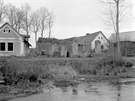 Náves vysthované obce Dunsvice na snímku z ledna 1948.