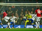 Belgický útočník Manchesteru United Romelu Lukaku střílí na bránu Basileje, ve...