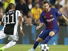 Lionel Messi obchází v utkání Ligy mistr mezi Barcelonou a Juventusem svého...