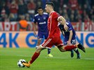 Robert Lewandowski stílí vedoucí gól Bayernu Mnichov v utkání Ligy mistr...
