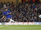 Fotbalista Chelsea Pedro Rodríguez stílí vedoucí branku v utkání Ligy mistr s...