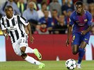 Útoník Barcelony Ousmane Dembélé uniká s míem Douglasi Costovi, fotbalistovi...