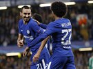 Davide Zappacosta (vlevo) s Willianem oslavují druhou branku Chelsea proti...