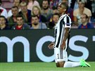 NA KOLENOU. Zklamaný Douglas Costa, záloník Juventusu, v zápase Ligy mistr v...