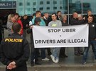 Protest taxiká proti oférm Uber na praském letiti Václava Havla (18. záí...