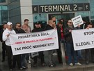 Protest taxiká proti oférm Uber na praském letiti Václava Havla (18. záí...