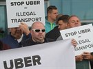 Protest taxiká proti oférm Uber na praském letiti Václava Havla (18. záí...