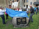 Krnovský památník odhalili pamtníci hladového pochodu Walter Titze (vlevo) a...