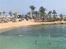 Na Kypru si turisté uívají nádherné pláe a przrané moe