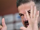 Sparťanský trenér Andrea Stramaccioni gestikuluje na tiskové konferenci před...