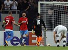 Budescu a Alibec z FCSB slaví gól z penalty v utkání Evropské ligy proti Plzni.