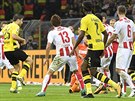 Dortmundský Sokratis (vlevo) stílí gól Kolínu nad Rýnem. Ve chvíli, kdy mí...