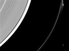 Vnější část prstenců Saturnu na snímku sondy Cassini. V pravé části je patrná...