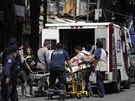 Záchranái pepravují zranné pi silném zemtesení v Mexiku do nemocnice....