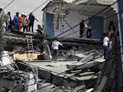 Záchranái a dobrovolníci prohledávají trosky dom v Mexico City. (19. záí...