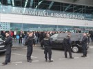 Protest praských taxiká na ruzyském letiti proti oférm Uberu (18. 9....