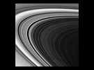 Detail Saturnova vnjího prstence B. Paprsky prstence jsou iroké jeden a...