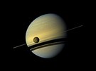 Titan, Saturnův největší měsíc, jako by byl "navlečený" na prstenec (srpen 2012)