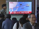 Lidé v Soulu sledují na obrazovce zprávy o raket, kterou odpálila Severní...