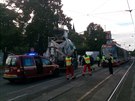 Tramvajovou trolej v Praze  na Výtoni strhl domíchávač betonu.