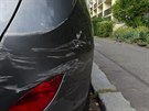 Auto se dvma dtmi se rozjelo a nabouralo ti stojící vozy. (13.9.2017)