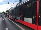 Tramvajovou trolej v Praze na V�toni strhl dom�ch�va� betonu (15.9.2017)