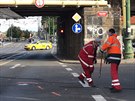 Tramvajovou trolej v Praze na V�toni strhl dom�ch�va� betonu (15.9.2017)
