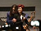 Ozzy a Sharon Osbournovi se objímají na heavy metalovém koncert v Kalifornii