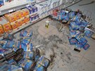 Mladk zaplil v perovskm supermarketu s pomoc tuhho podpalovae zbo v...